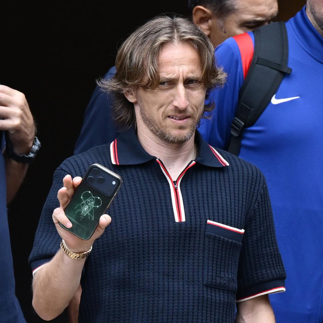 Luka Modrić pozdravlja navijače s mobitelom u ruci