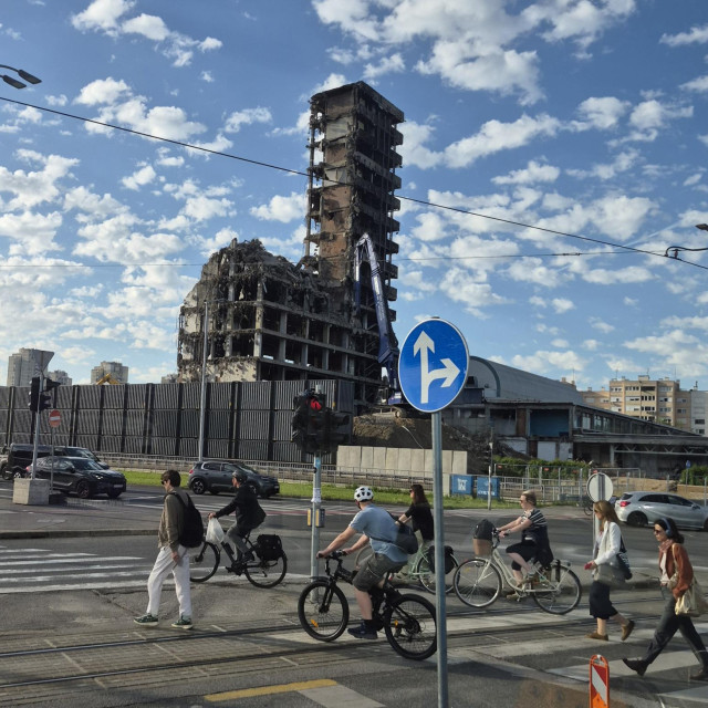 Nastavlja se rušenje Vjesnikovog nebodera, a podvožnjak je ponovno otvoren za promet