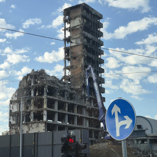Vjesnik napola srušen