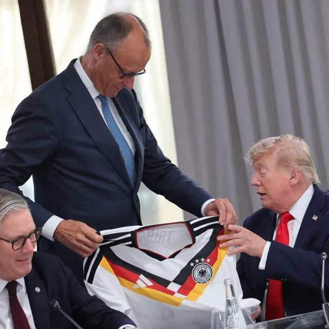 Kancelar Friedrich Merz poklonio je Trumpu dres njemačke nogometne reprezentacije