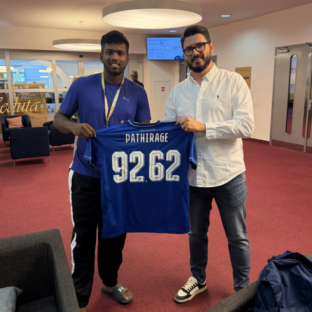 Vodeći kopljaš svijeta Rumesh Tharanga i direktor BHM-a Natko Bošnjak s Dinamovim dresom