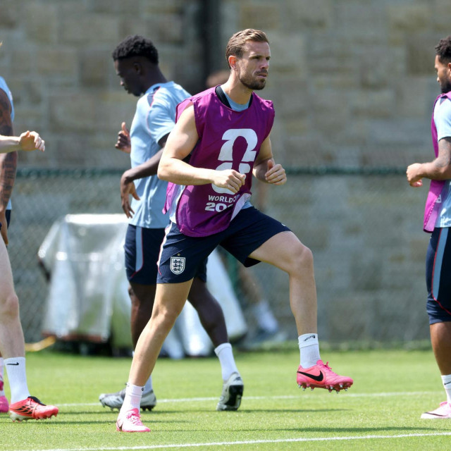 Jordan Henderson na treningu sa suigračima iz engleske reprezentacije