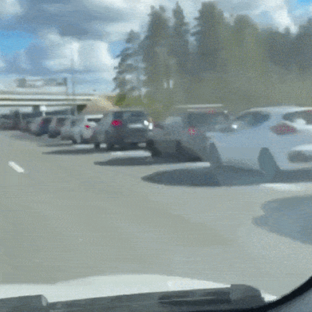 Snimka vozila u redu za gorivo na autocesti Moskva-Sankt Petersburg
