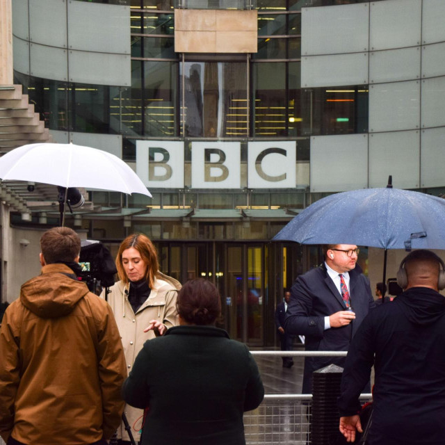 BBC, koji je u ožujku prošle godine imao oko 21.500 zaposlenika, rekao je da će puni paket mjera najavljenih u srijedu osigurati oko 160 milijuna funti, pri čemu konačan cilj iznosi 500 milijuna
