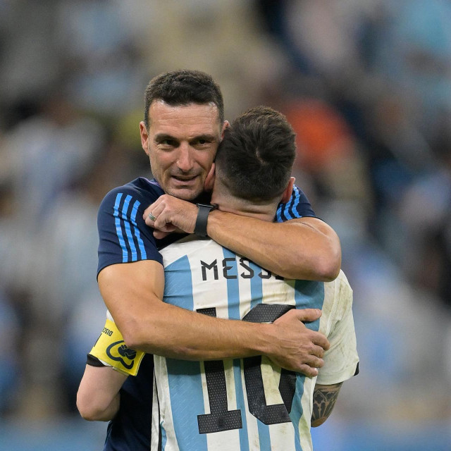 Izbornik Lionel Scaloni u zagrljaju s Leom Messijem