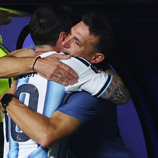 Lionel Messi u zagrljaju sa Scalonijem