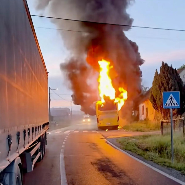 Zapaljeni autobus