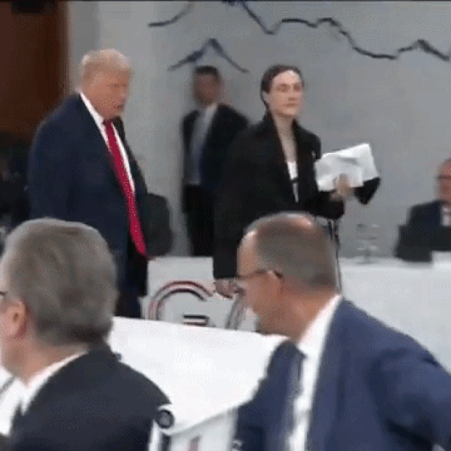 Ulazak Donalda Trumpa na sastanak
