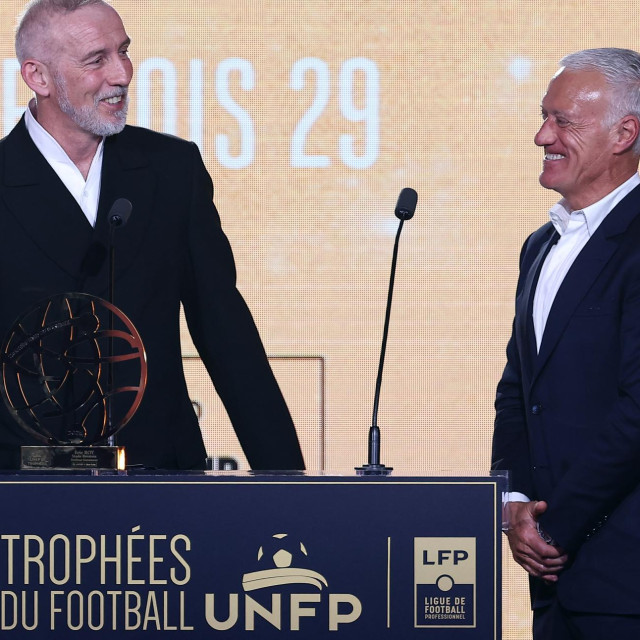 Izbornik Didier Deschamps uručio je Éricu Royu nagradu za najboljeg trenera Ligue 1, 13. svibnja 2024. godine