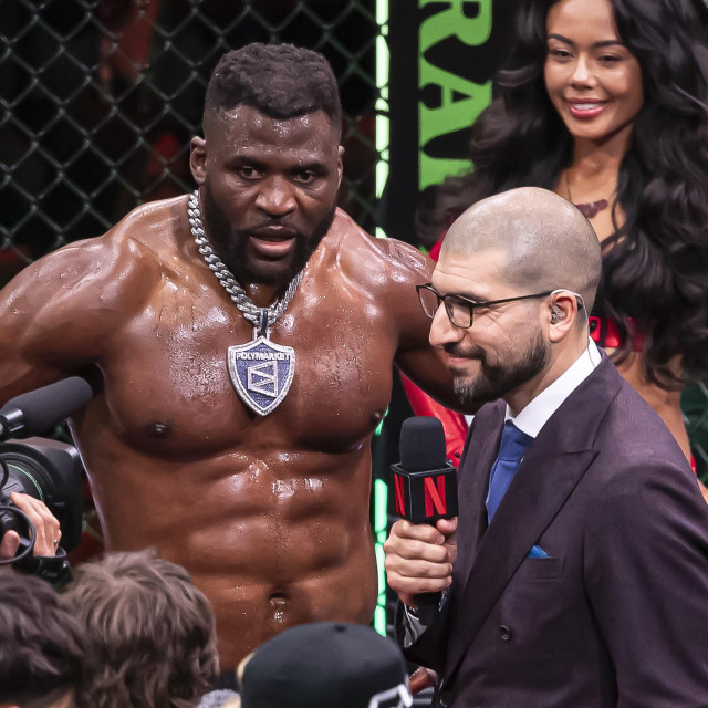 Francis Ngannou i Ariel Helwani 