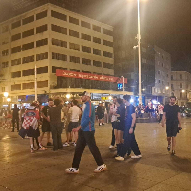 Navijači napuštaju Trg bana Jelačića