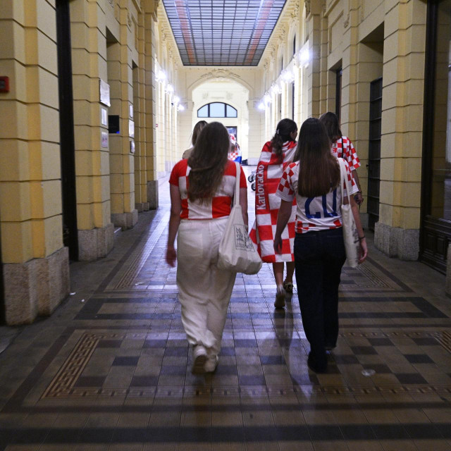Navijačice odlaze s utakmice