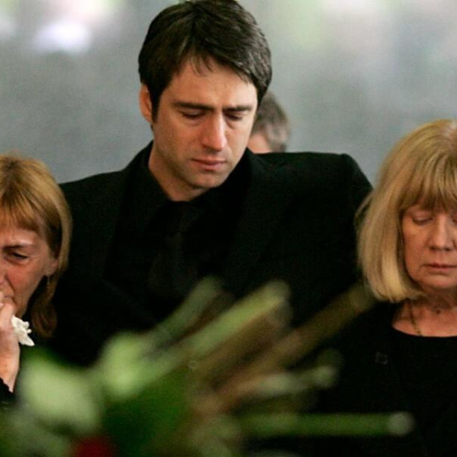 Shrvani Boris Novković s majkom Ozanom na sprovodu svoga oca Đorđa Novkovića