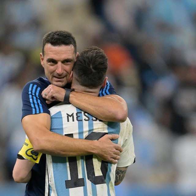 Lionel Messi u zagrljaju s izbornika Lionela Scalonija
