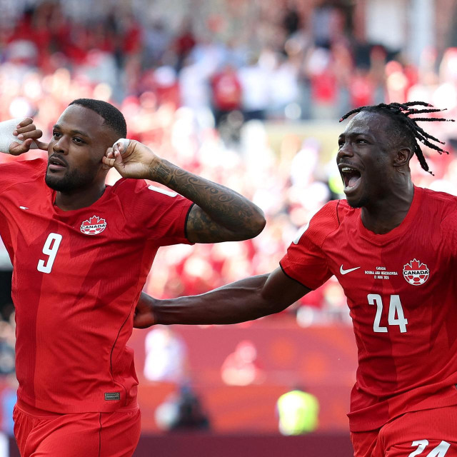 Cyle Larin i Promise David u proslavi pogotka