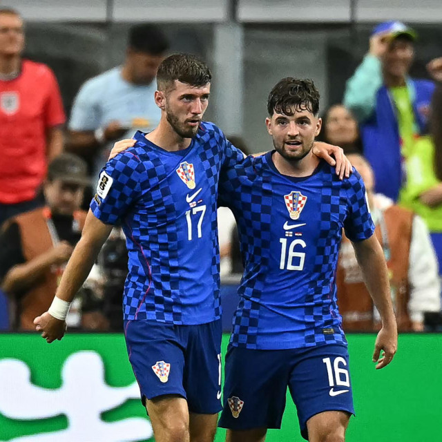 Asistent Petar Sučić i strijelac Martin Baturina nakon prvoga pogotka Hrvatske protiv Engleske
