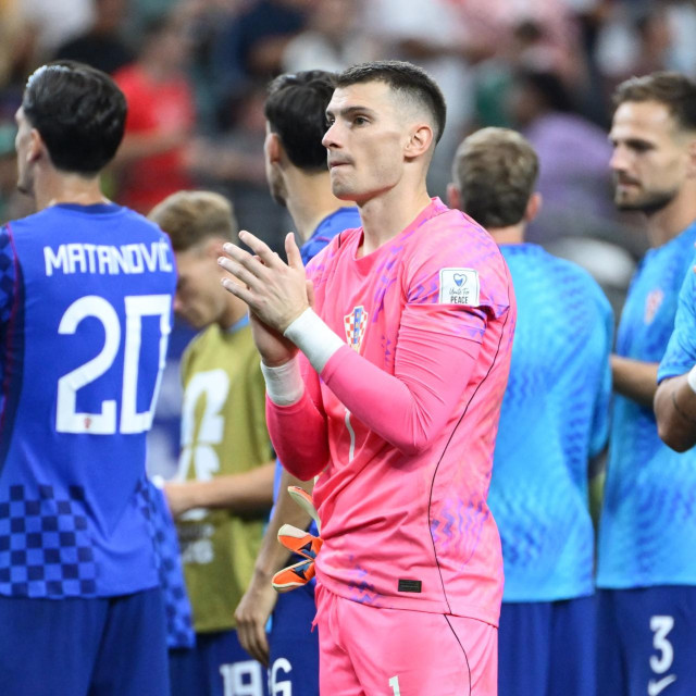 Dominik Livaković u društvu suigrača pozdravlja navijače