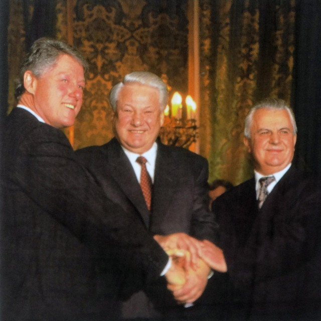 Američki predsjednik Bill Clinton, ruski predsjednik Boris Jelcin i ukrajinski predsjednik Leonid Kravčuk nakon potpisivanja Trilateralne izjave u Moskvi 14. siječnja 1994.