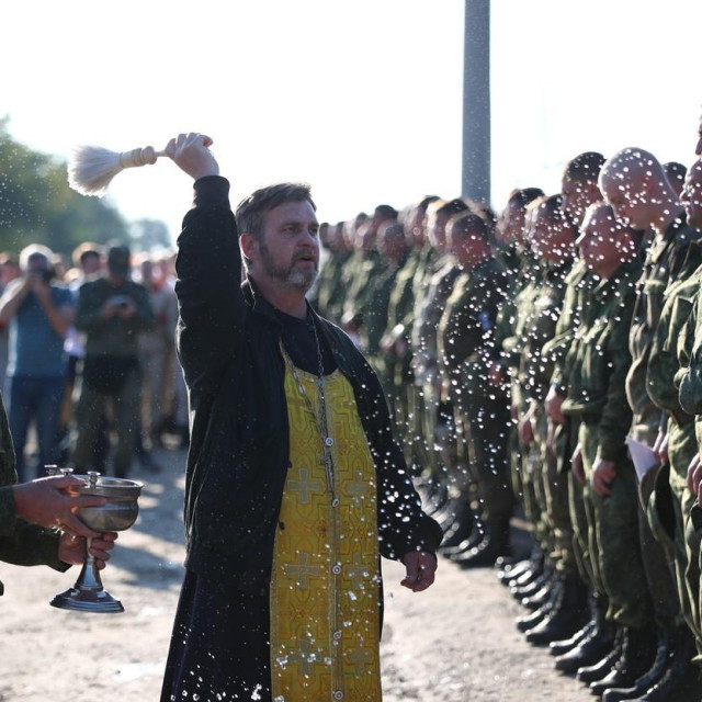 Pravoslavni svećenik blagoslivlja mobilizirane ruske vojnike