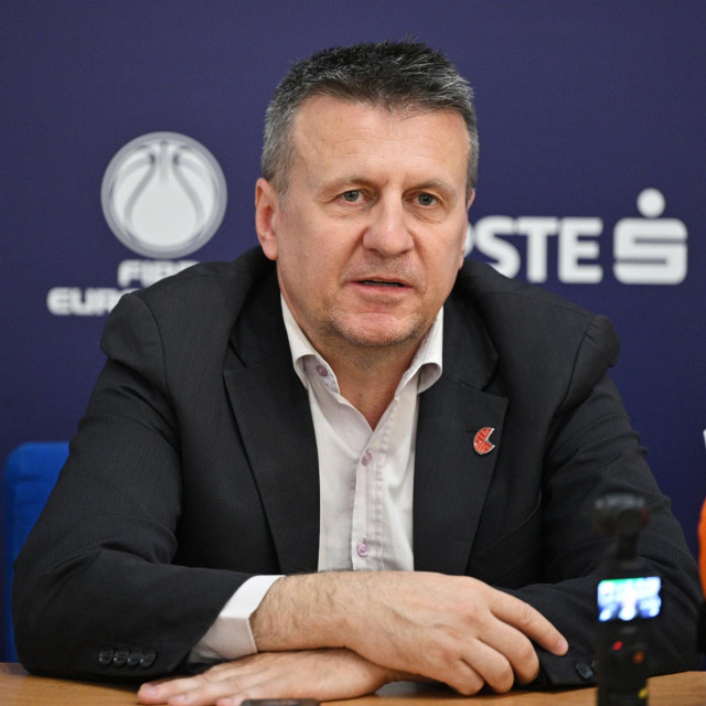 Tomislav Šerić, direktor kluba, nije želio reći koja je to osoba ili tijelo donijela odluku o povratku u ABA ligi, skrivajući se iza formulacije da je tako ”odlučio klub”...