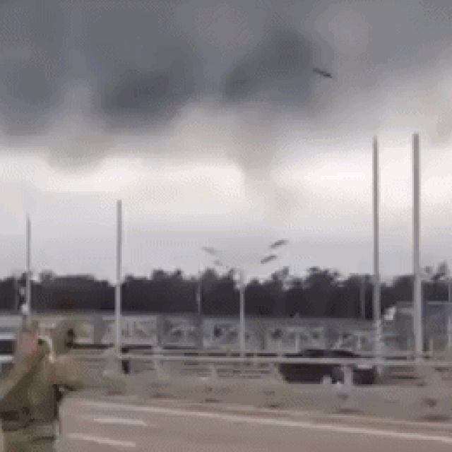 Pokušaj rušenja drona iznad Moskve MANPADS-om (ručni raketni suatav), s autoceste.