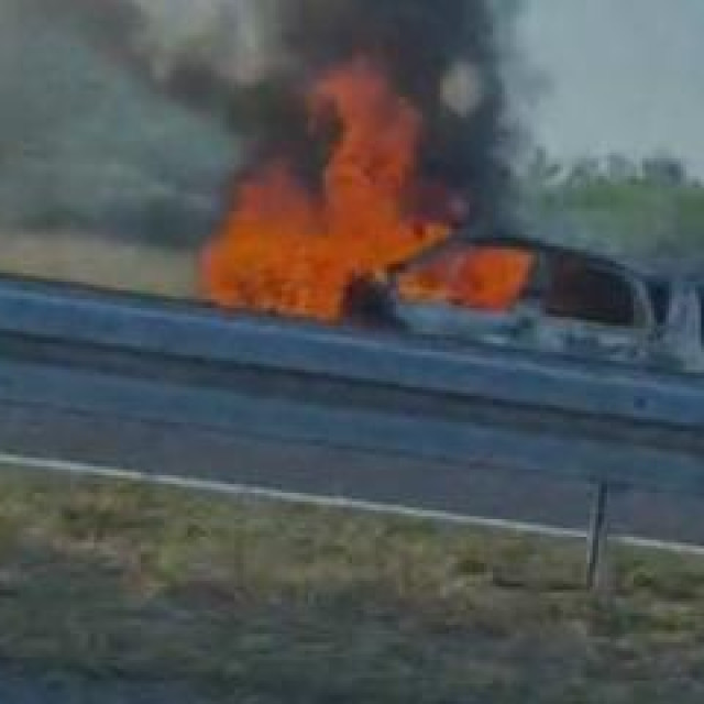 Auto gori uz cestu
