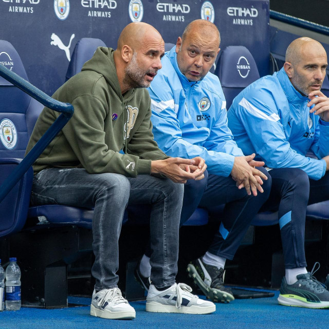 Pep Guardiola s pomoćnicima Rodolfom Borrellom i Enzom Marescom 2022.