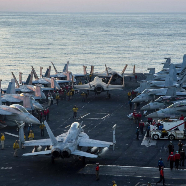 Američki avioni na palubi nosača zrakoplova USS Abraham Lincoln na početku operacije Epski bijes