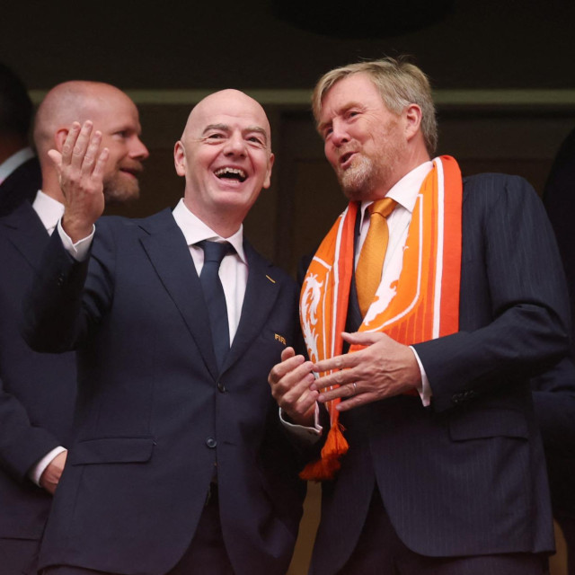Nizozemski Willem-Alexander s predsjednikom FIFA-e Giannijem Infantinom na stadionu u Houstonu, gdje su gledali veliku pobjedu Nizozemske nad Švedskom 