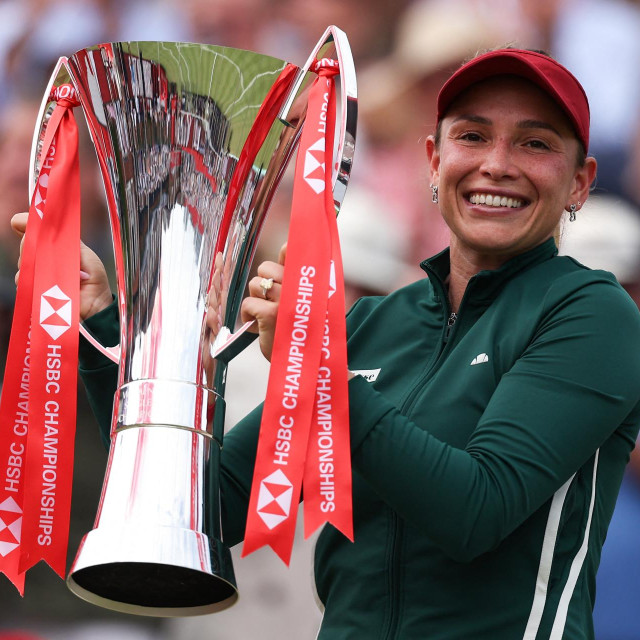 Donna Vekić s trofejom iz londonskog Queen‘s Cluba