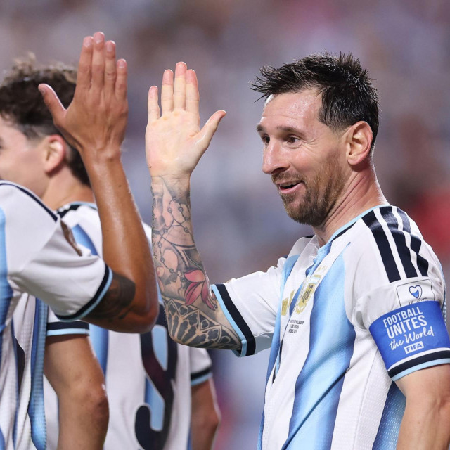 Lionel Messi slavi gol sa suigračima