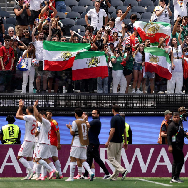 Iranski nogometaši pozdravljaju navijače nakon remija s Belgijom