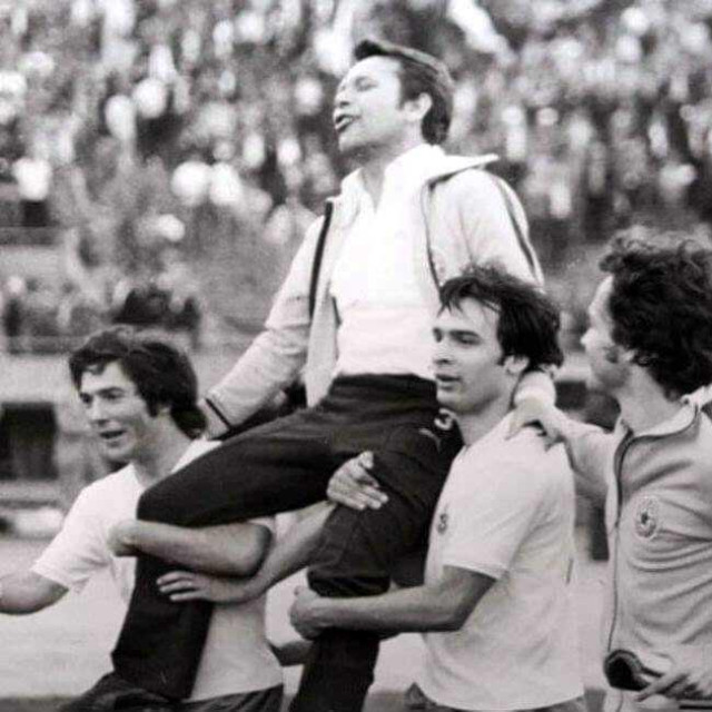 Tomislav Ivić na rukama igrača Hajduka