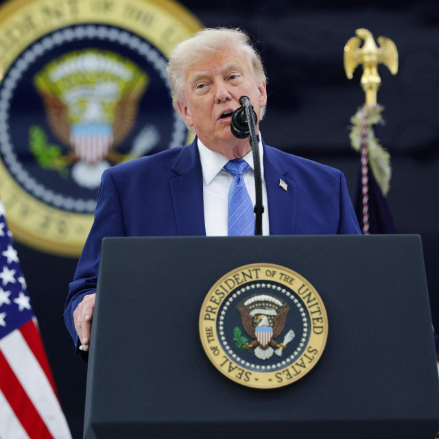 Predsjednik SAD-a Donald Trump rekao je da će Sjedinjene Države ostaviti brodove u Hormuškom tjesnacu u slučaju da bude potrebno ponovno uvesti blokadu iranskih luka