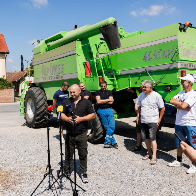 Konferencija za medije Sindikata zaposlenih u poljoprivredi Slavonije i Baranje te najava prosvjeda zbog niske otkupne cijene pšenice; Na fotografiji: Duško Pavlik
