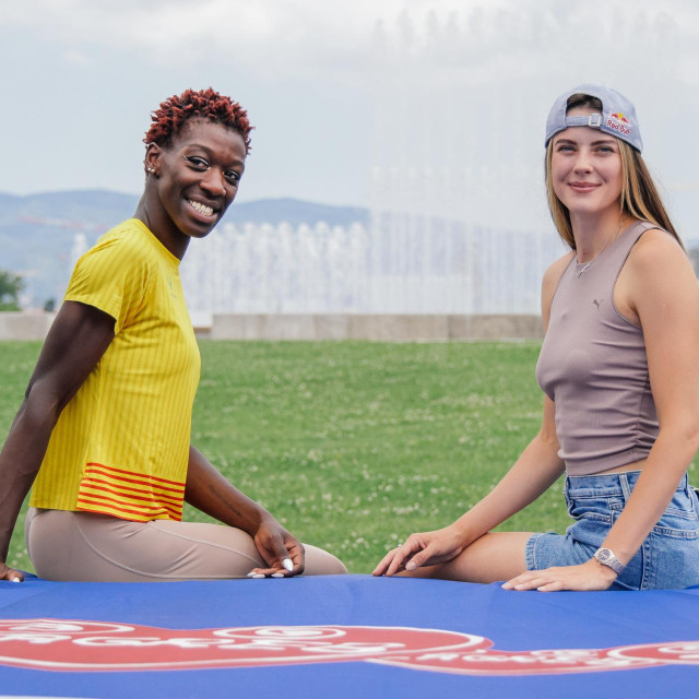 Fatoumata Balley iz Ekvatorijalne Gvineje i svjetska rekorderka Jaroslava Mahučih nakon najavne konferencije za novinare na Zagrebačkim fontanama