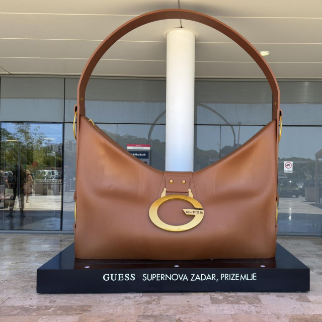 Modna instalacija u prizemlju Shopping centra Supernova Zadar