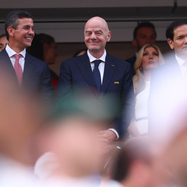Predsjednik FIFA-e Gianni Infantino u razgovoru s američkim državnim tajnikom Marcom Rubiom uoči utakmice skupine D Svjetskog prvenstva između Sjedinjenih Američkih Država i Paragvaja, odigrane 12. lipnja 2026. na stadionu u Los Angelesu