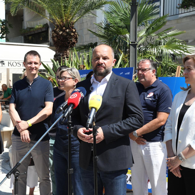 Sandra Benčić iz Možemo, Siniša Hajdaš Dončić i Mirela Ahmetović iz SDP-a
