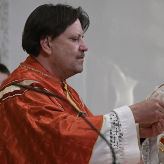 Svećenik Robert Emeršič