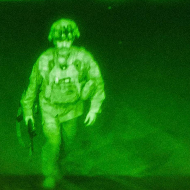 General Chris Donahue, posljednji čovjek koji je napustio Afganistan nakon zapovijedi o povlačenju Joea Bidena. Fotografija je postala kultna