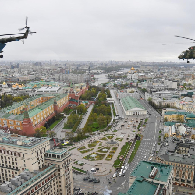 Vojni helikopteri iznad Kremlja