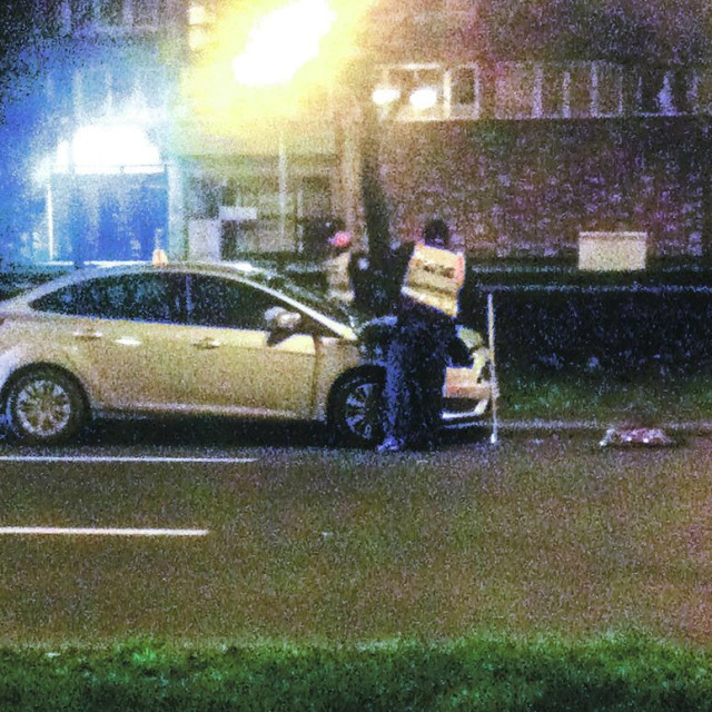 Policijsko vozilo kojim su Veskovića pod pratnjom iz Heinzelove prevozili na pretragu stana ispred zgrade MUP-a se zabilo u terenac njegova odvjetnika Tihomira Mišića