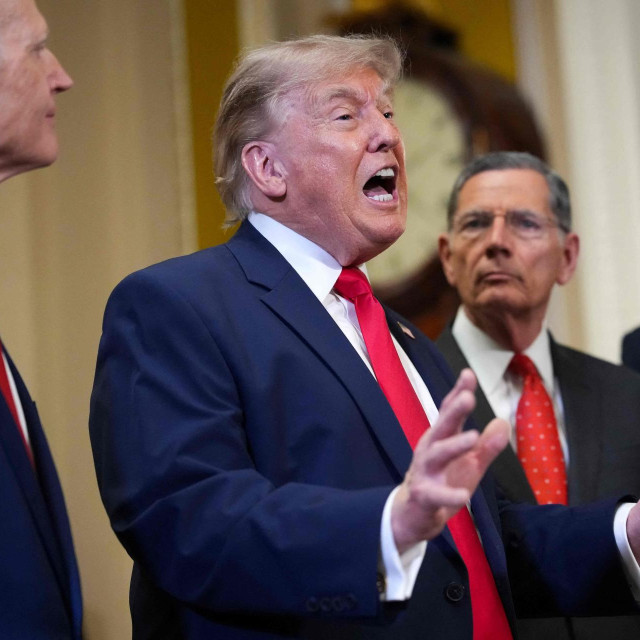 Senator Rick Scott, američki predsjednik Donald Trump, senator John Barrasso i vođa Republikanske stranke u Senatu SAD-a John Thune