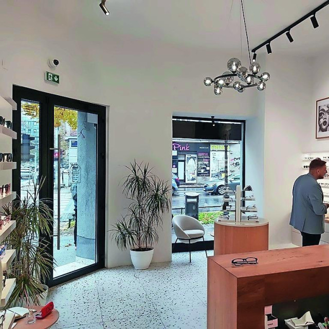 Primjer kako izgleda lokacija na kojoj se nalazi Optika Sonus prije i poslije uređenja prostora 