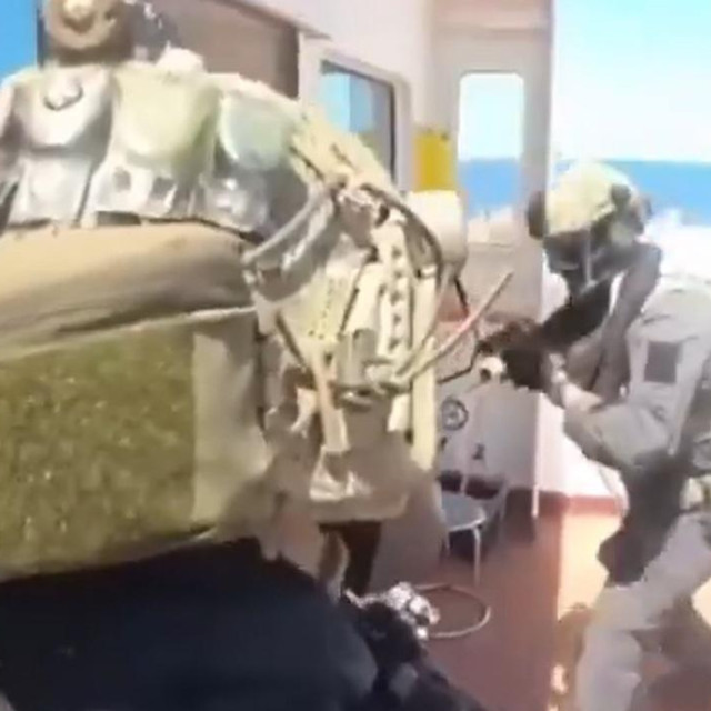 Upad francuskih vojnika na ruski tanker