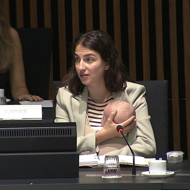 Romina Pourmokhtari s bebom