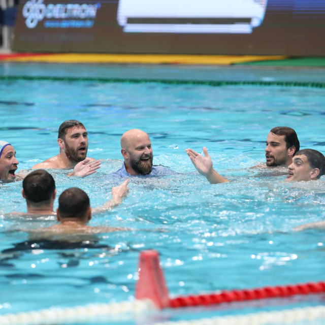 Trener Hrvoje Hrestak slavi s igračima Mladosti u bazenu