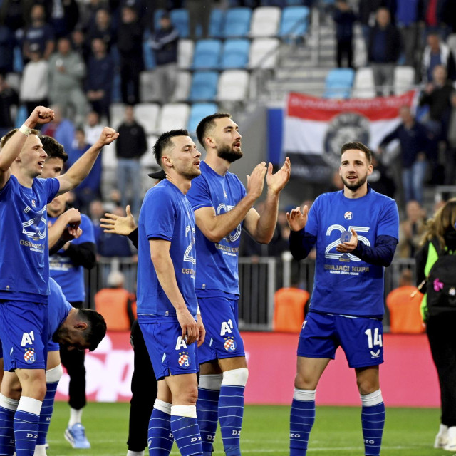 Nogometaši Dinama nakon trijumfa u finalu SuperSport Hrvatskog nogometnog kupa