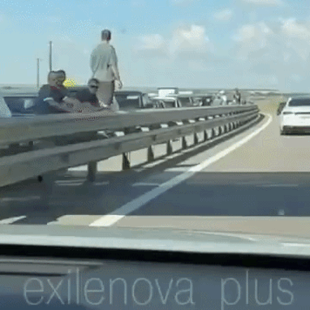 Odlazak ruskih turista s Krima preko Kerčkog mosta
